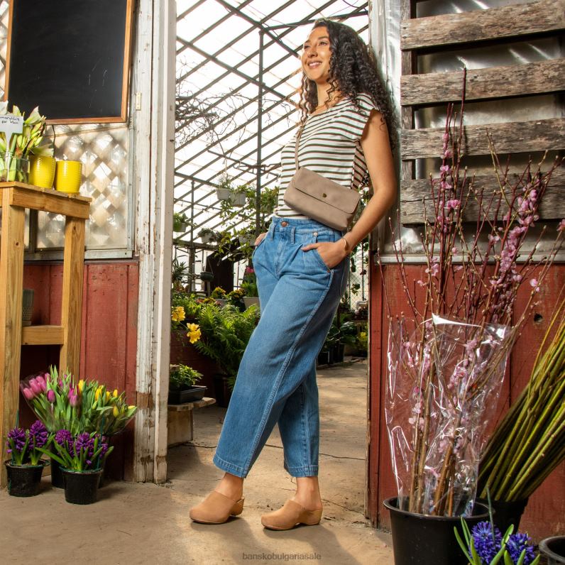 Dansko жълтокафяв смлян набук Жени талула JDTJ185 мулета и чехли